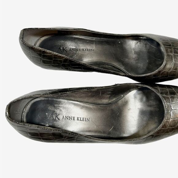 AnneĀ Klein Alligator SkināScales Pattern Dark Brown 3 inch High HeelsāChic - Picture 6 of 9
